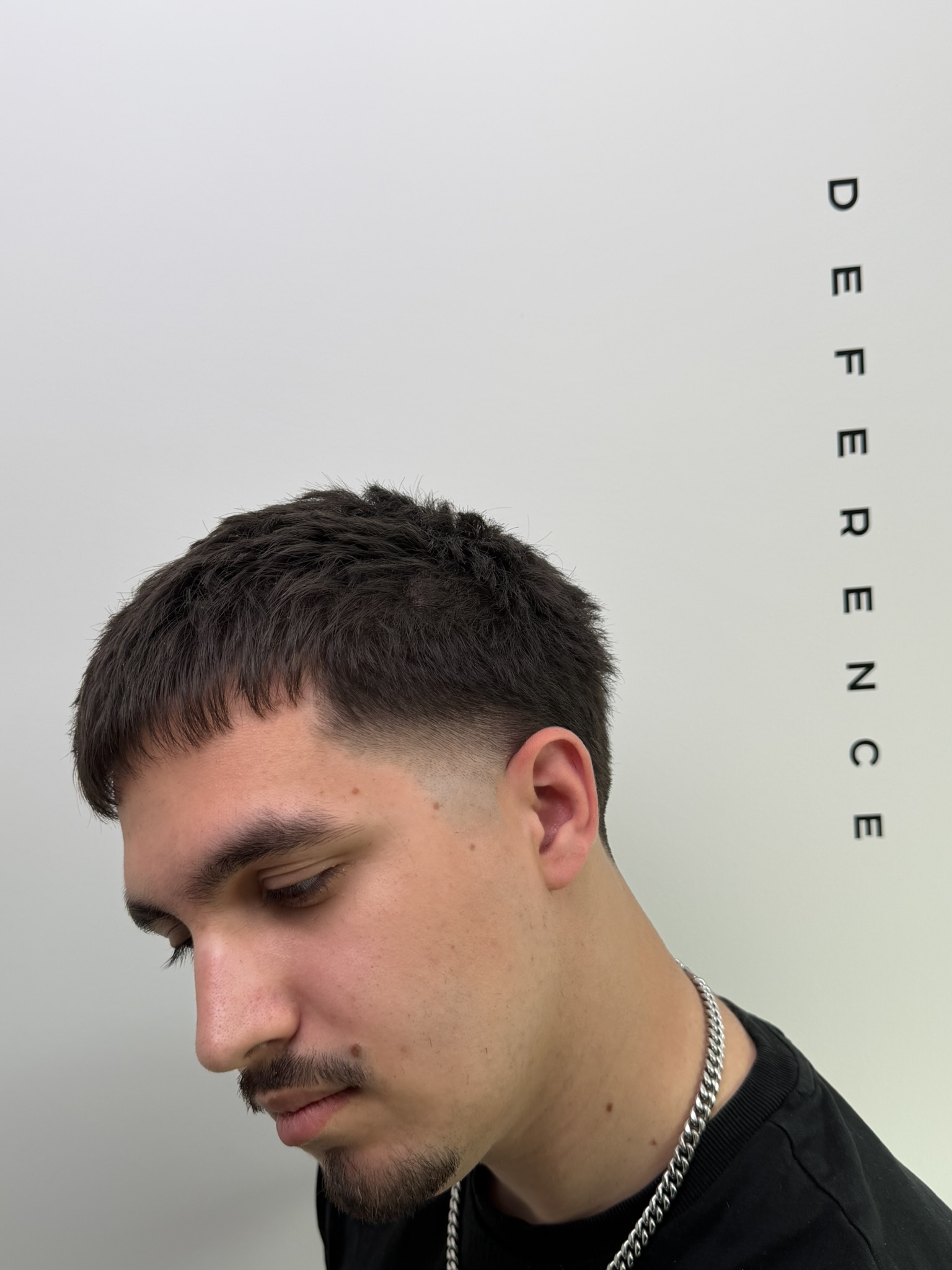 Rövid, textúrált férfi hajvágás (French crop) a Deference Barbershopban